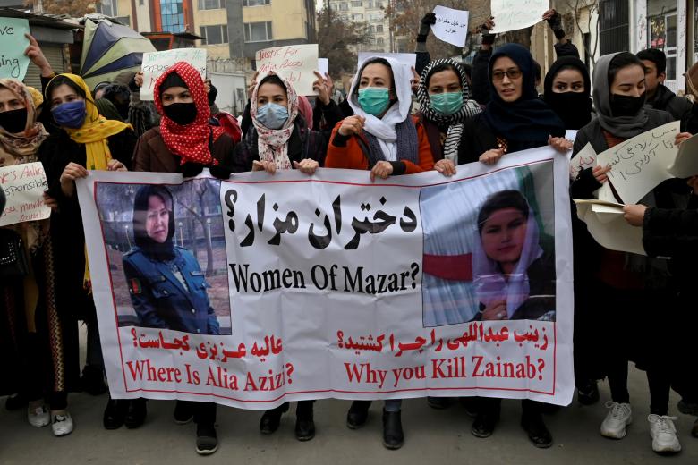 En esta foto de archivo tomada el 16 de enero de 2022, mujeres afganas corean consignas y sostienen pancartas durante una marcha de protesta por los derechos de las mujeres en Kabul. Cuando los talibanes gobernaron por primera vez Afganistán entre 1996 y 2001, se hicieron famosos por los abusos contra los derechos humanos, y las mujeres se vieron confinadas en su mayoría en sus casas. Ahora que han vuelto al gobierno, y a pesar de haber prometido un gobierno más suave, están reprimiendo de nuevo las libertades de las mujeres.