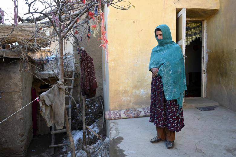 En esta foto tomada el 25 de enero de 2022, la madre afgana Friba posa para una foto después de una entrevista con la AFP en su residencia en la zona de Asadullahi de la provincia de Parwan. La toma de posesión de Afganistán por los talibanes en agosto puso fin a 20 años de lucha, y supuso un alivio para muchas mujeres, pero las duras restricciones impuestas por el nuevo gobierno también están causando desesperación