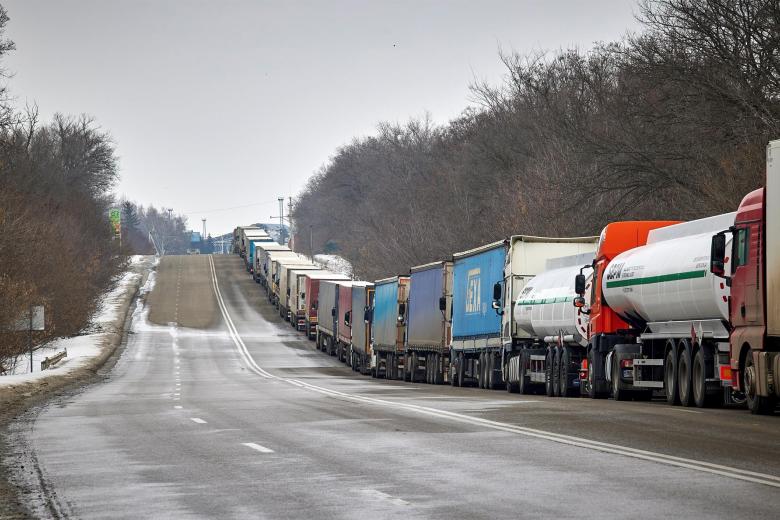 Camiones esperan en fila en el cruce fronterizo de Goptivka entre Ucrania y Rusia, no lejos de la ciudad de Kharkiv, en el este de Ucrania, el 16 de febrero de 2022 en medio de tensiones en la frontera entre Ucrania y Rusia.