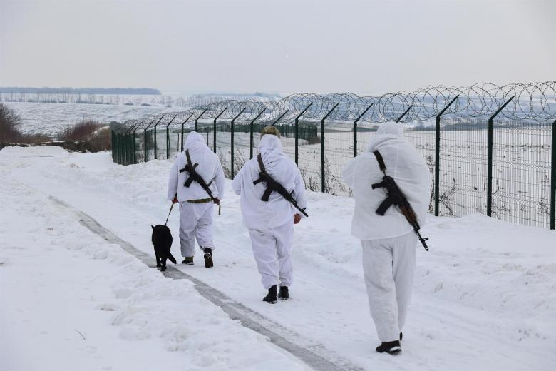 Guardias fronterizos ucranianos patrullan una frontera entre Ucrania y Rusia no lejos de la ciudad de Kharkiv, en el este de Ucrania, el 16 de febrero de 2022 en medio de tensiones en la frontera entre Ucrania y Rusia