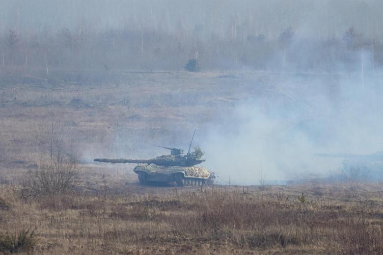 Una foto proporcionada por el servicio de prensa presidencial muestra una vista general de los ejercicios tácticos en un campo de tiro cerca de Rivne, Ucrania