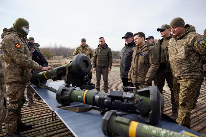 Una foto proporcionada por el servicio de prensa presidencial muestra una vista general de los ejercicios tácticos en un campo de tiro cerca de Rivne, Ucrania