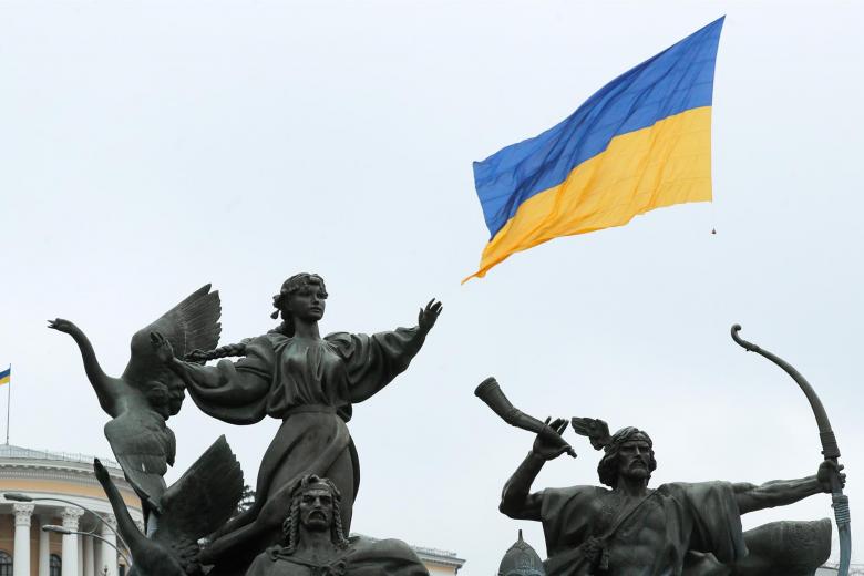 Un dron lleva una bandera nacional sobre la Plaza de la Independencia en Kiev, Ucrania