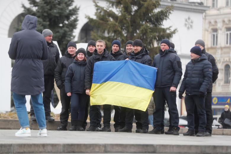 Los ucranianos toman fotografías con la bandera nacional en la Plaza de la Independencia en Kiev, Ucrania