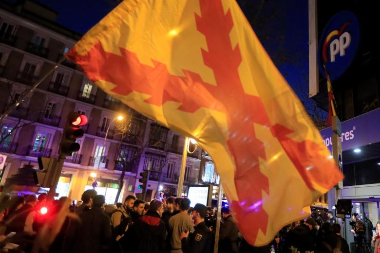 Cientos de manifestantes cortan la madrileña calle Génova en protesta por el presunto espionaje a Díaz Ayuso
