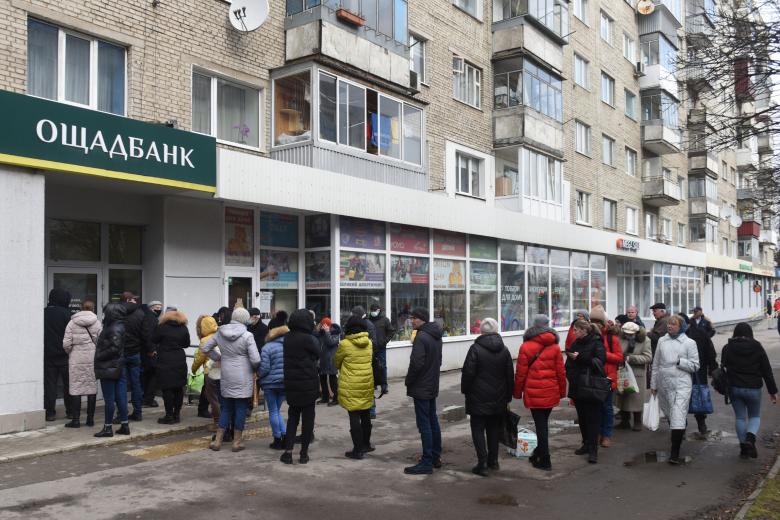 People queue to withdraw money at cash machines in the western Ukrainian city of Lviv on February 24, 2022. - Russian President Vladimir Putin announced a military operation in Ukraine on Thursday with explosions heard soon after across the country and its foreign minister warning a "full-scale invasion" was underway. (Photo by Yuriy Dyachyshyn / AFP)