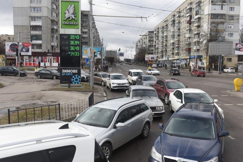 People queue to a petrol station in the western Ukrainian city of Lviv on February 24, 2022. - Russian President Vladimir Putin announced a military operation in Ukraine on Thursday with explosions heard soon after across the country and its foreign minister warning a "full-scale invasion" was underway. (Photo by Yuriy Dyachyshyn / AFP)