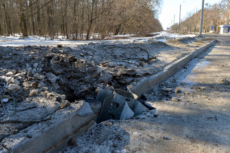 El cuerpo de un cohete se atascó en una carretera después de un bombardeo reciente en las afueras del norte de Kharkiv.