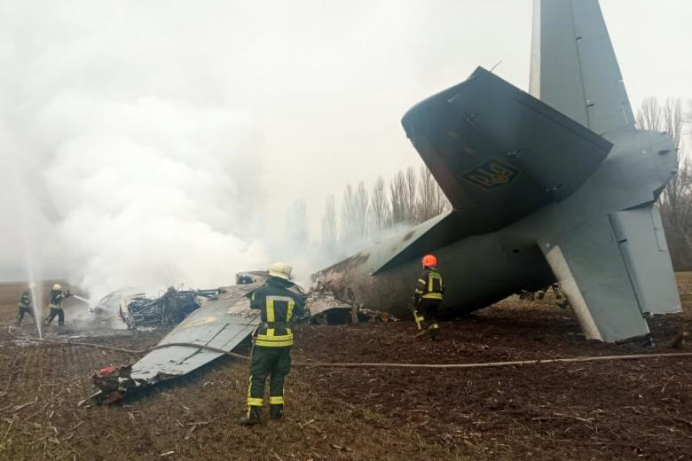 El personal de emergencias trabaja en el lugar del accidente de un avión militar ucraniano al sur de Kiev.