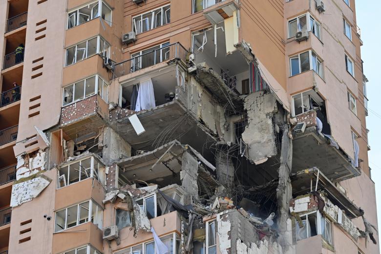 Detalle de cerca del boquete producido por un bombardeo en un bloque de apartamentos de gran altura en Kiev.