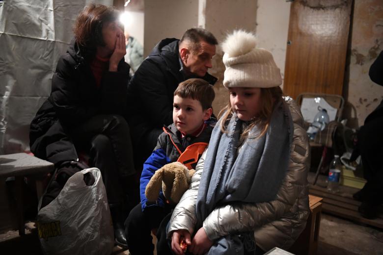 Kira Shapovalova y su hermano Mikhailo esperan en un refugio subterráneo durante una alerta de bombardeo en la capital ucraniana.