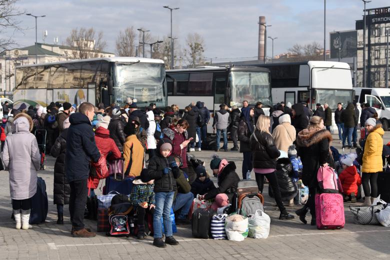 Ucranianos esperando un autobús con dirección a Polonia en una estación de autobuses al oeste de Ucrania.