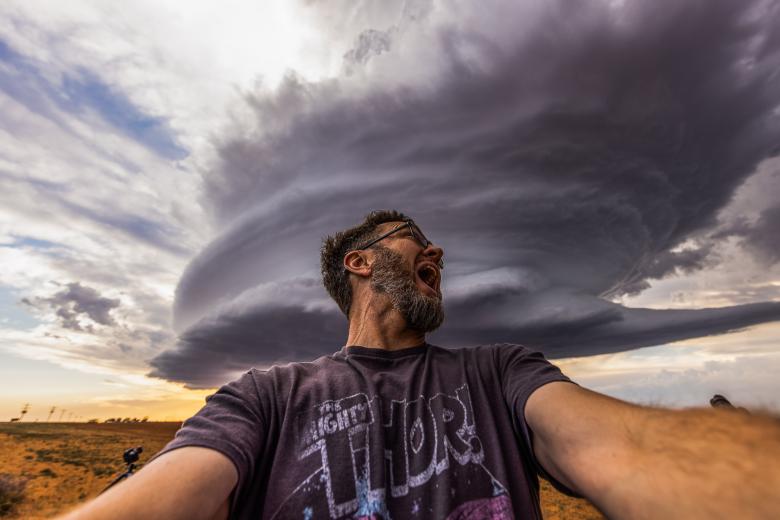 Mike Olbinski inmortalizado con una de las tormentas que persigue para fotrografiarlas
Mike Olbinski, 47, from Phoenix, Arizona, US, spends a lot of his time chasing and finding the best storms to photograph across the US – and he says the experience is exhilarating.