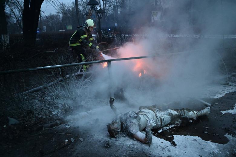 Un muerto calcinado tras el ataque ruso a la torre de televisión de Kiev