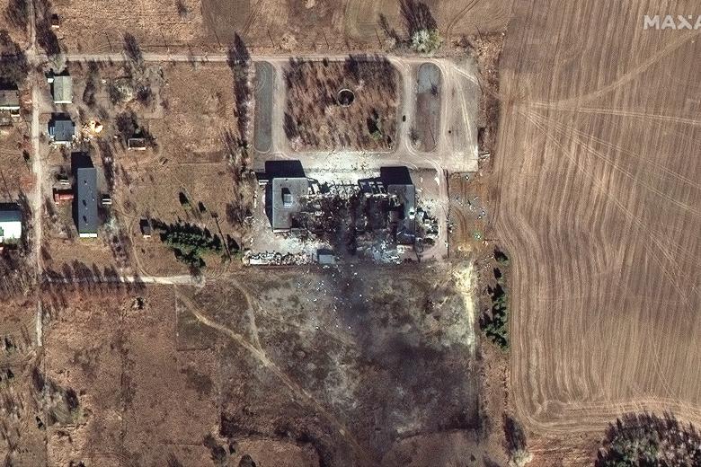 Rusia centra sus ataques en objetivos que puedan afectar a la infraestructura defensiva de Ucrania. En la imagen puede verse una fábrica destruida en Chernígov.