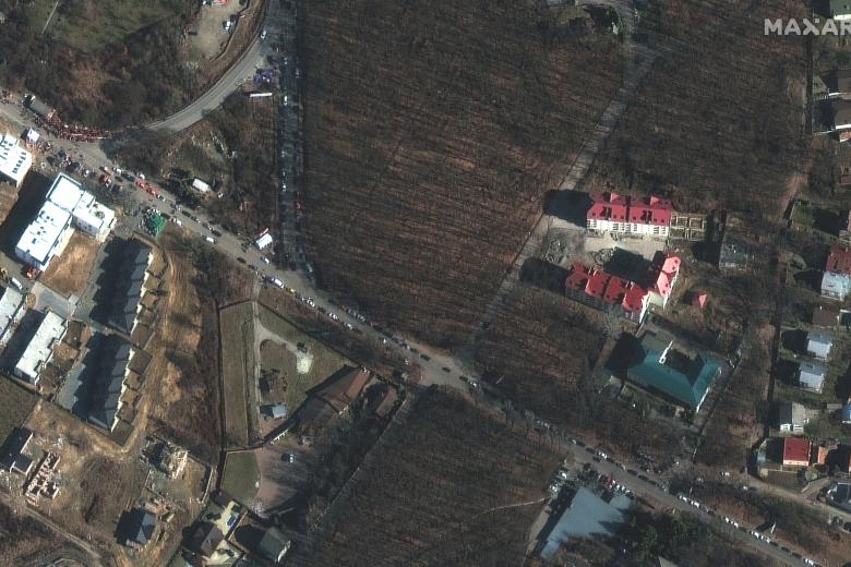Las imágenes de satélite también permiten seguir las largas caravanas de refugiados que tratan de huir de Ucrania. En la fotografía se observa la fila de coche que intenta cruzar a Eslovaquia a través de la localidad fronteriza de Vyšné Nemecké.