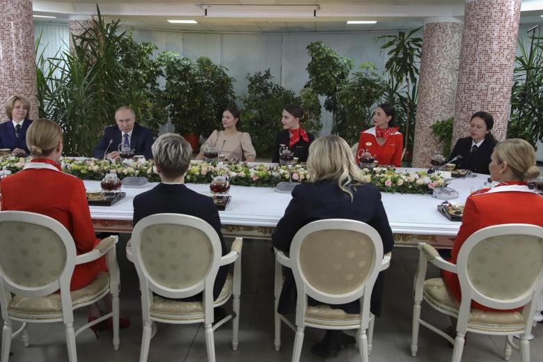 El presidente ruso, Vladimir Putin (3-L), se reúne con mujeres de la tripulación de vuelo de las aerolíneas rusas durante su visita al centro de formación en aviación de PJSC Aeroflot.