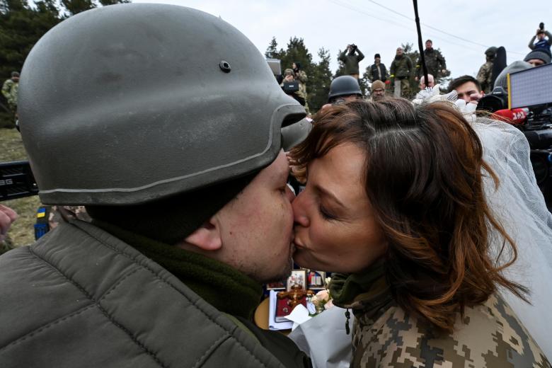 Los militares de defensa territorial ucraniana, Valery y Lesya se besan tras contraer matrimonio en plena invasión rusa