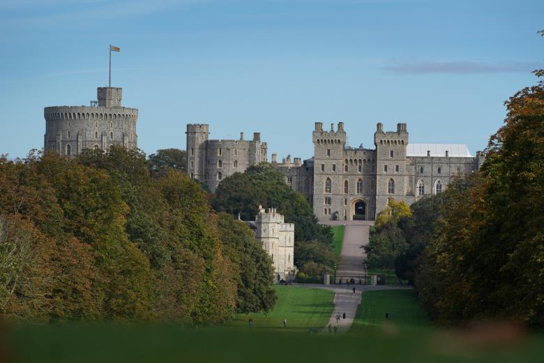 El castillo de Windsor ocupa un área de más de cinco hectáreas y combina elementos de fortificación, de palacio y de pueblo pequeño