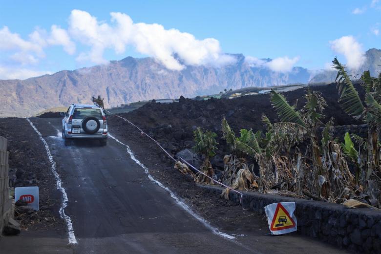 La primera pista realizada sobre las coladas del volcán de La Palma ya está operativa desde este miércoles, conectando con 80 hectáreas y unas 20 viviendas hasta ahora aisladas