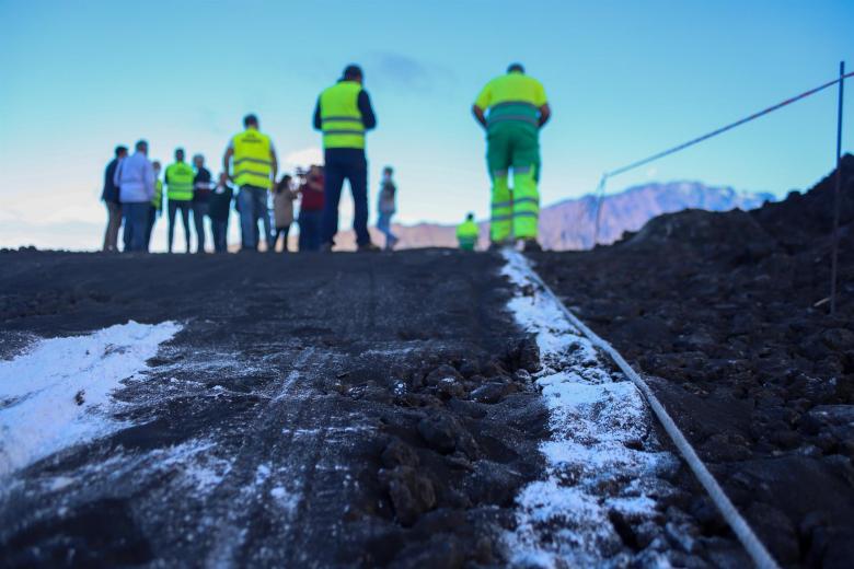 Trabajadores preparando el terreno para comenzar las obras de la primera pista realizada sobre las coladas del volcán de Cumbre Vieja