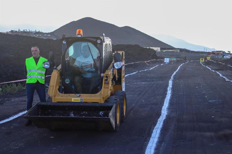 Trabajadores preparando el terreno para comenzar las obras de la primera pista realizada sobre las coladas del volcán de Cumbre Vieja