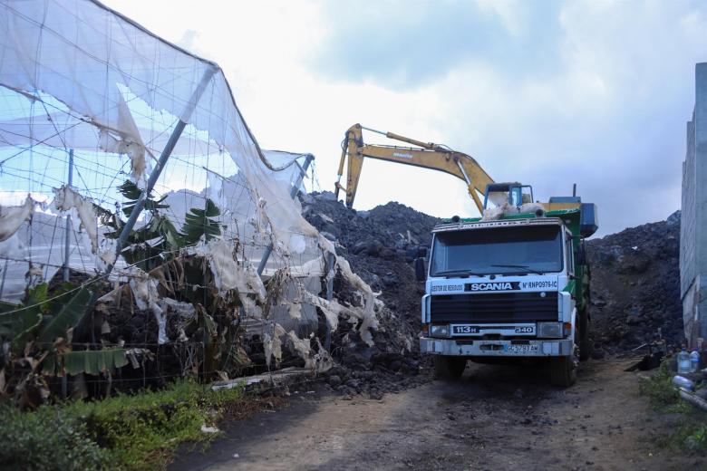 Trabajadores preparando el terreno para comenzar las obras de la primera pista realizada sobre las coladas del volcán de Cumbre Vieja