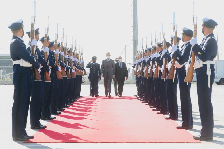 Por el cordón de honor, Su Majestad el Rey de España, a su llegada a Chile