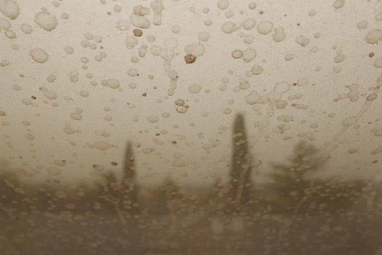 Polvo sahariano visto desde el interior de un coche en Boadilla del Monte (Madrid) este martes