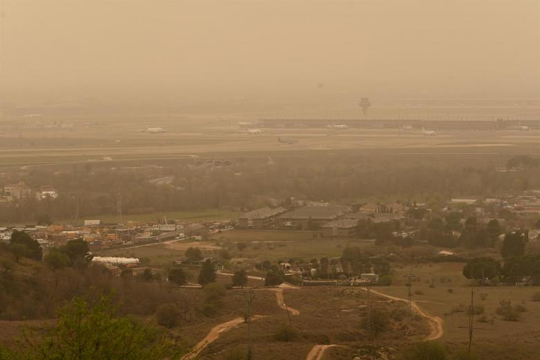 vista del aeropuerto Adolfo Suárez- Madrid Barajas de la capital cubierto por el polvo subsahariano