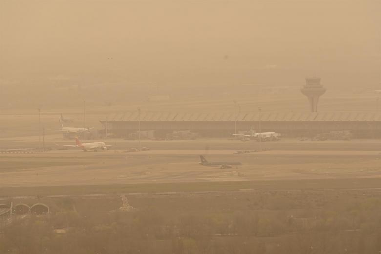 vista del aeropuerto Adolfo Suárez- Madrid Barajas de la capital cubierto por el polvo subsahariano