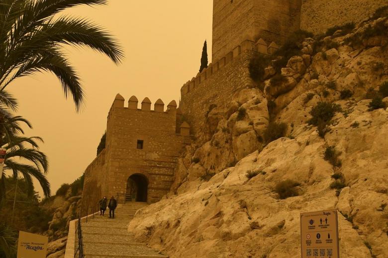 magen de la Alcazaba de Almería con el cielo cubierto con la intensa calima