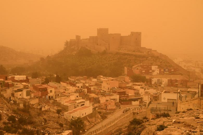 Imagen de la Alcazaba de Almería con el cielo cubierto con la intensa calima debido al polvo procedente del desierto del Sáhara