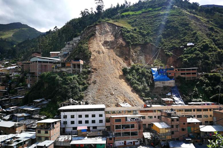 Vista general del deslizamiento de tierra hoy, en Pataz (Perú). Un deslizamiento de tierra registrado este martes deja hasta el momento siete desaparecidos y unas sesenta viviendas sepultadas en la provincia peruana de Pataz,