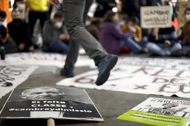 Medio centenar de docentes han irrumpido esta mañana por la fuerza en el pabellón de Fira de Barcelona donde se celebra el Salón de la Enseñanza para increpar al conseller de Educación, Josep González Cambray, antes de que se abrieran las puertas del recinto, coincidiendo con el segundo día de huelga convocada en el sector en Cataluña contra la gestión de González Cambray