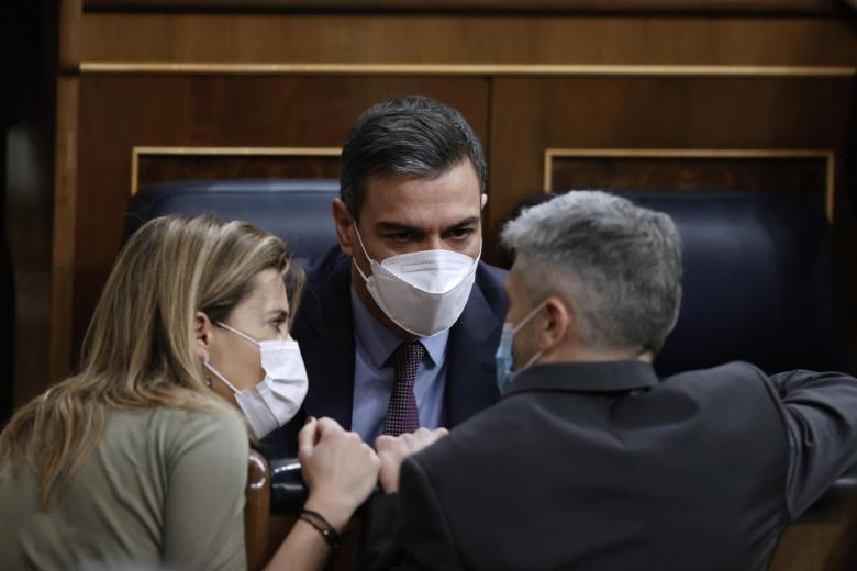 El presidente del Gobierno, Pedro Sánchez (c), conversa con el ministro de Interior, Fernando Grande-Marlaska, y la ministra de Transportes, Raquel Sánchez, durante la sesión de control al Gobierno celebrada este miércoles en el Congreso de los Diputados