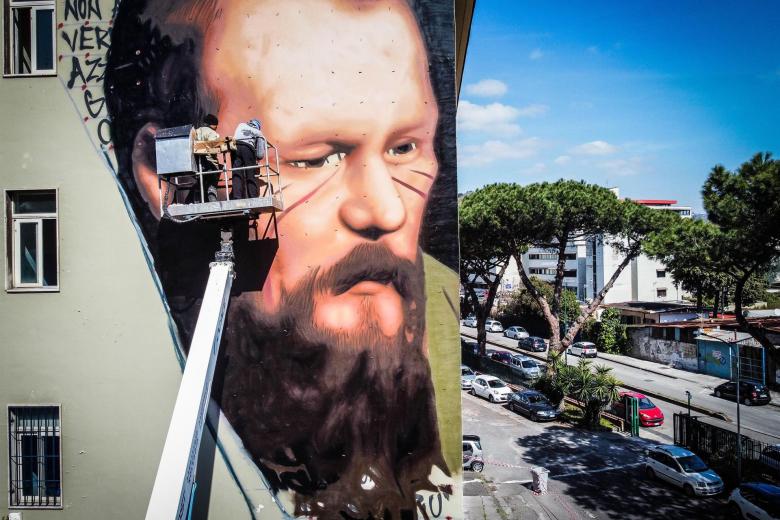 Un mural gigante con la cara del autor ruso Fyodor Dostoevsky adorna la fachada de un edificio en Nápoles, Italia. La obra, creada por el artista urbano italiano Jorit Agoch con la intención de decir "no" a cualquier tipo de cesura