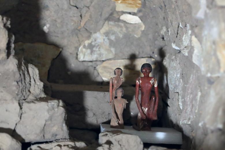 Giza (Egypt), 19/03/2022.- Figurines stand inside the tomb of a man named Henu in the Saqqara area near Giza, Egypt 19 March 2022. Five ancient Egyptian tombs were uncovered in Saqqara during excavations carried out at the area located on the north-eastern side of the King Merenre Pyramid in the Saqqara necropolis. The stony tombs are from the Old Kingdom (c. 2700ñ2200 BC) and First Intermediate (c. 2181ñ2055 BC) periods. Mostafa Waziri, the Secretary-General of the Supreme Council of Antiquities (SCA) in Egypt, said they are in good conservation condition and belonged to top officials. 
The tomb of Henu, who was an overseer and supervisor of the royal house, consists of a seven-meter-deep rectangular burial shaft. (Egipto) EFE/EPA/KHALED ELFIQI