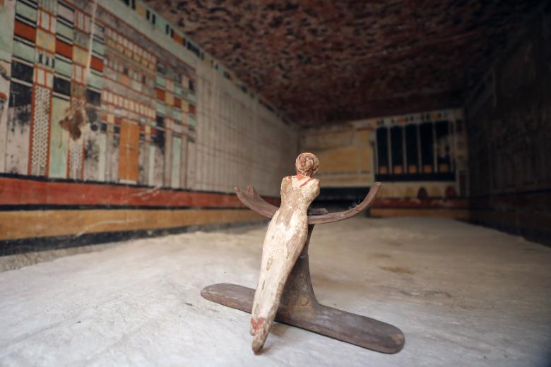 Giza (Egypt), 19/03/2022.- A figurine stands inside the tomb of a woman named Petty who was the king's only responsible of beautification and the priest of Hathor, at the Saqqara area near Giza, Egypt 19 March 2022. Five ancient Egyptian tombs were uncovered in Saqqara during excavations carried out at the area located on the north-eastern side of the King Merenre Pyramid in the Saqqara necropolis. The stony tombs are from the Old Kingdom (c. 2700ñ2200 BC) and First Intermediate (c. 2181ñ2055 BC) periods. Mostafa Waziri, the Secretary-General of the Supreme Council of Antiquities (SCA) in Egypt, said they are in good conservation condition and belonged to top officials. (Egipto) EFE/EPA/KHALED ELFIQI