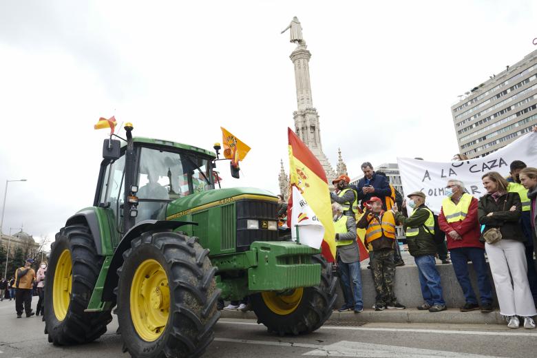 Los tractores circulan por la madrileña plaza de Colón
