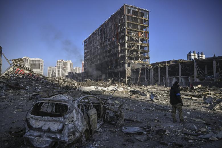Vista del centro comercial Retroville de Kiev totalmente arrasado, diez plantas con 250 tiendas y cines convertidos en un amasijo de escombros