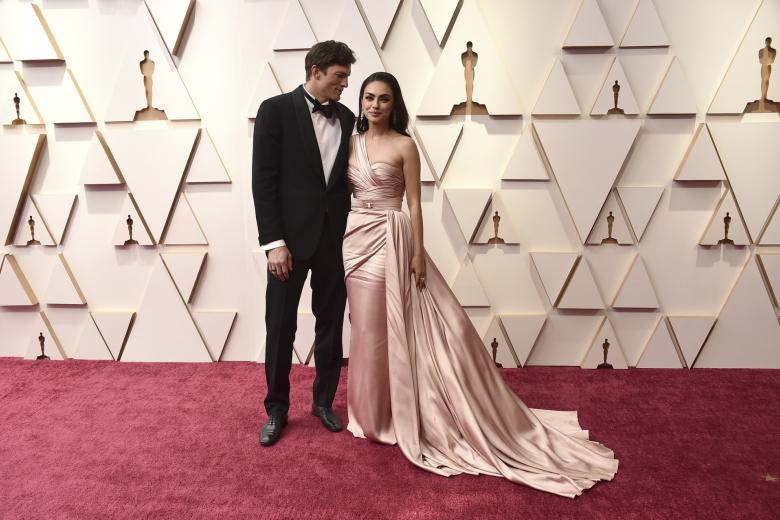 Ashton Kutcher y Mila Kunis en la alfombra roja de los Oscar 2022