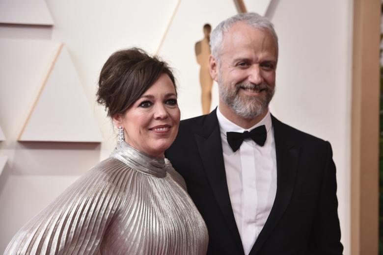 Olivia Colman y Ed Sinclair en la alfombra roja de los Oscar 2022
