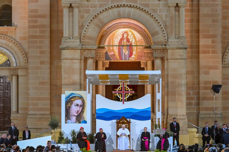 El Papa Francisco pronuncia unas palabras durante el encuentro de oración celebrado en el Santuario de Ta Pinu, en la isla de Gozo, durante su visita apostólica a Malta