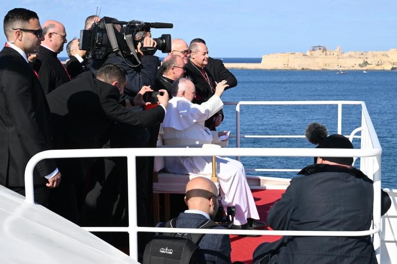 El Papa Francisco rodeado de personalidades políticas de Malta y del Vaticano durante su visita a Malta