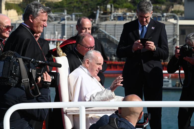 El Papa Francisco disfruta de las vistas en un mirador de La Valeta