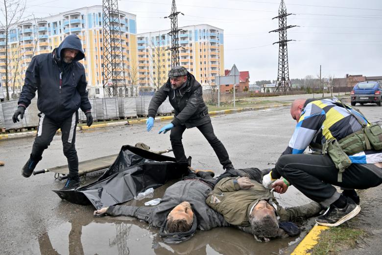 EDITORS NOTE: Graphic content / The body of a man, with his wrists tied behind his back, lies on a street in Bucha, just northwest of the capital Kyiv on April 2, 2022. - The bodies of at least 20 men in civilian clothes were found lying in a single street on April 2, 2022, after Ukrainian forces retook the town of Bucha near Kyiv from Russian troops, AFP journalists said. Russian forces withdrew from several towns near Kyiv in recent days after Moscow's bid to encircle the capital failed, with Ukraine declaring that Bucha had been "liberated". (Photo by RONALDO SCHEMIDT / AFP)