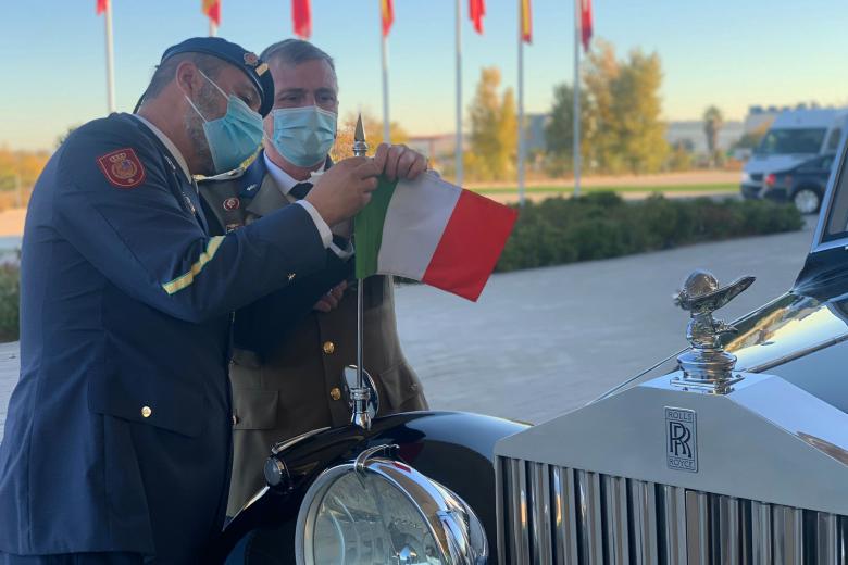 Últimos toques en el Rolls Royce Phantom IV antes de la llegada del presidente Mattarella