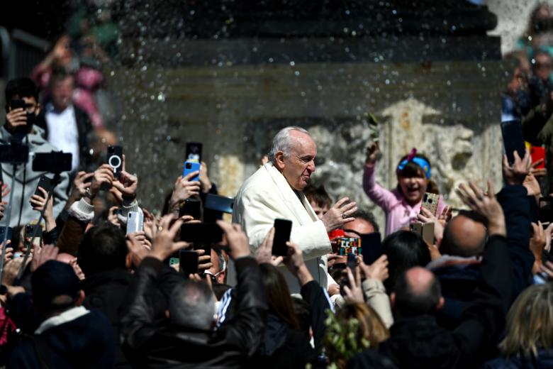 Pope Francis waves to faithfuls at the end of the Palm Sunday mass in St. Peter square, at the Vatican, on April 10, 2022 - Palm Sunday is the final Sunday of Lent, the beginning of the Holy Week, and commemorates the triumphant arrival of Jesus Christ in Jerusalem, days before he was crucified. (Photo by Filippo MONTEFORTE / AFP)