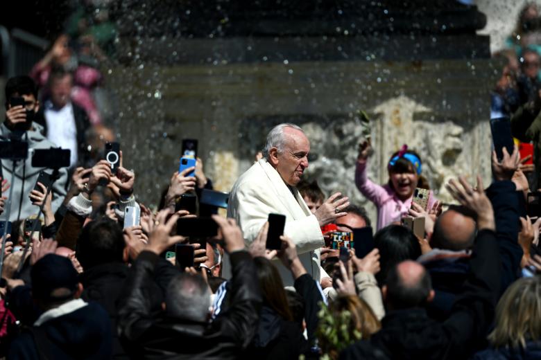 Pope Francis waves to faithfuls at the end of the Palm Sunday mass in St. Peter square, at the Vatican, on April 10, 2022 - Palm Sunday is the final Sunday of Lent, the beginning of the Holy Week, and commemorates the triumphant arrival of Jesus Christ in Jerusalem, days before he was crucified. (Photo by Filippo MONTEFORTE / AFP)